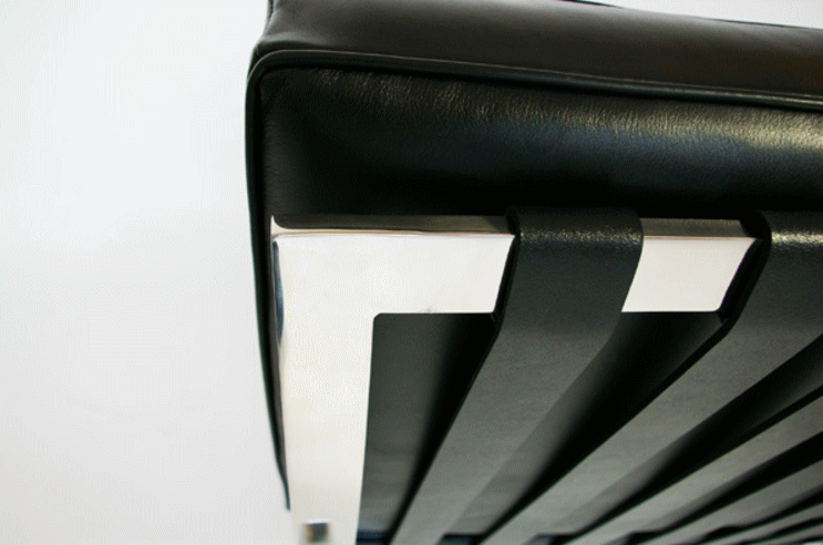 ルードウィッヒ・ミース・ファン・デル・ローエがデザインしたバルセロナチェアの座面裏（ブラック）