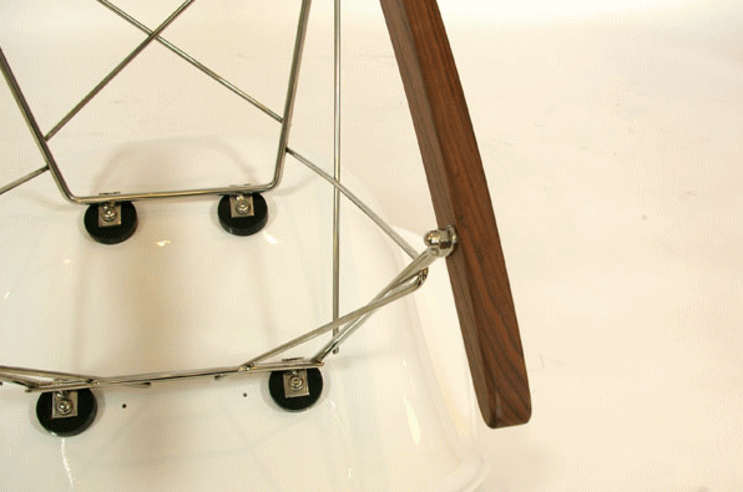 チャールズ・イームズ＋レイ・イームズがデザインしたRARロッキングアームチェアの座面裏のディテール（ピュアホワイト＋ウォルナット）
