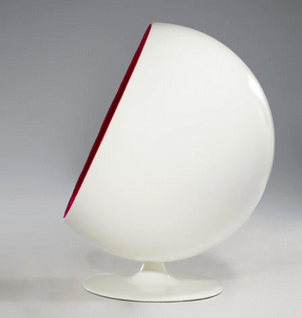 エーロ・アアルニオがデザインしたボールチェアもしくはグローブチェアの側面（FRPホワイト＋レッド）
