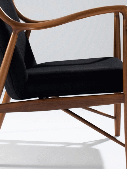 フィン・ユールがデザインしたNV-45は椅子の中でもっとも美しい曲線を持つアームが特徴