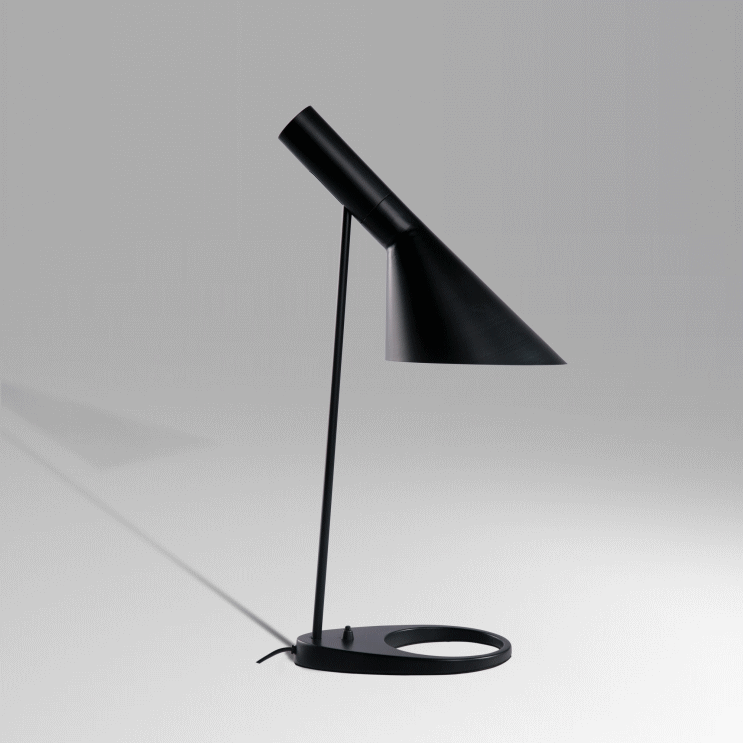 アルネ・ヤコブセンがデザインしたAJテーブルランプのブラック