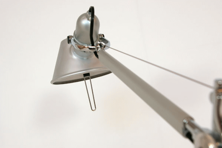 ミケーレ・デ・ルッキがデザインしたトロメオアームランプはアームを支えるワイヤーが特徴
