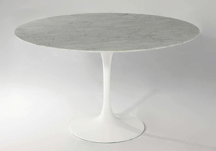 エーロ・サーリネンがデザインしたチューリップダイニングテーブル（天板ホワイトの大理石）