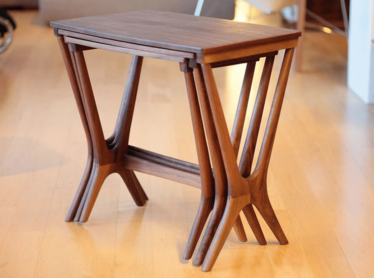 ヨハネス・アンダーセンがデザインしたNo.20ネストテーブルは3つのテーブルを重ねるとコンパクトに収納できます。