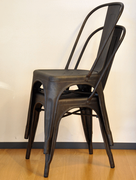 グザビエ・ポシャールがデザインしたAチェア（A-Chair）もしくはマリーンチェア（Marine chair）コーヒー色はスタッキング可能