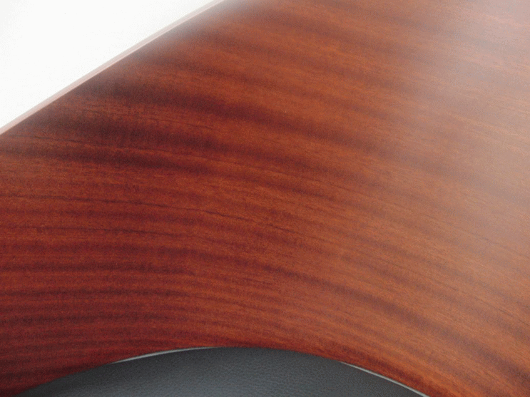 フィリップ・スタルクのコステスチェアはマホガニー成形合板を曲げて背もたれを作っています。（イタリア製）
