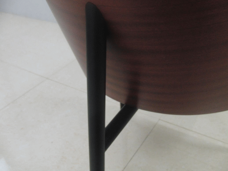 フィリップ・スタルクのコステスチェアの後脚の様子（イタリア製）