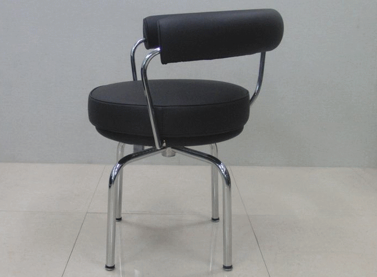 ル・コルビュジエ＋ピエール・ジャンヌレ＋シャルロット・ペリアンのLC7回転椅子の側面（イタリア製）