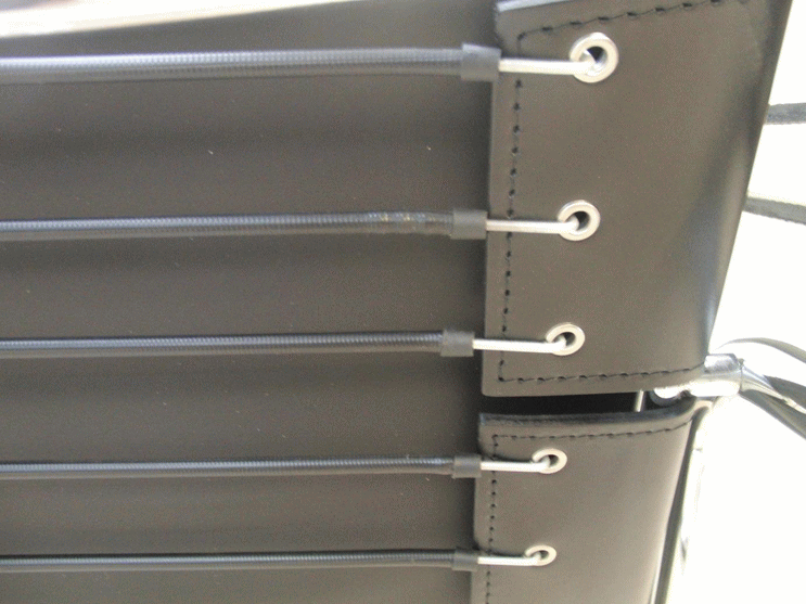 ル・コルビュジエ＋ピエール・ジャンヌレ＋シャルロット・ペリアンのLC1スリングチェアの背面（イタリア製）