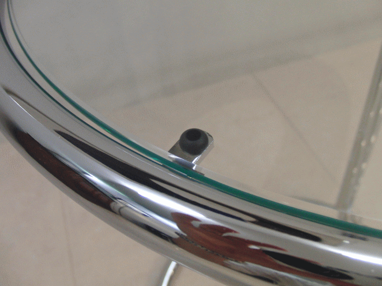 アイリーン・グレイのE.1027アジャスタブルテーブルは強化ガラスを使用しています。（イタリア製）