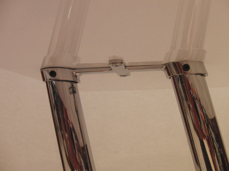アイリーン・グレイのオケショナル四角形サイドテーブルの天板裏（イタリア製）